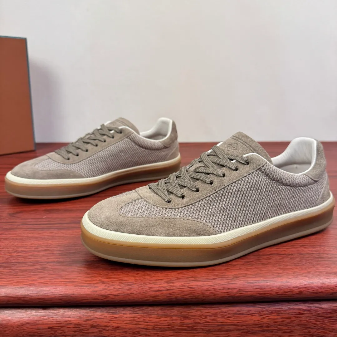 Batch 740 Loro Piana Tennis Walk men's moral training sneakers! These new textured leather tennis shoes feature an ultra-low-top design for year-round wear and are water-resistant. The wrapped sole creates an effortlessly attractive color combination that harmoniously blends functionality with understated style. The ideal footwear option for urban dressing. The heel is decorated with a soft calfskin tongue with Kummel color inserts and an embossed LP logo. Cotton shoelaces. Material: Upper: Gray woven stitching with cowhide accents! Sole: Rubber lining: Cow leather original rubber sole, excellent foot comfort, complete package! Size: 39-40-41-42-43-44 leather shoe size (can be customized to 38.4546) Item number: FAM1316 white gray